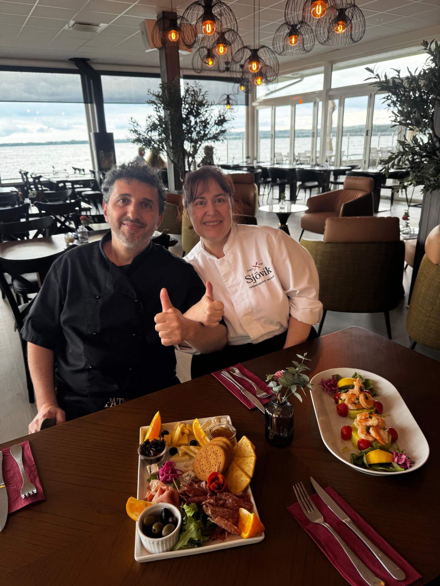 Giorgio och Barbara på Restaurang Sjövik med Vättern i bakgrunden